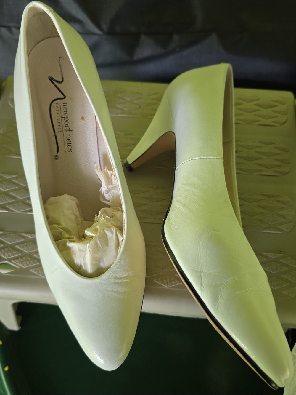 Newport News Women's  white Leather Pumps